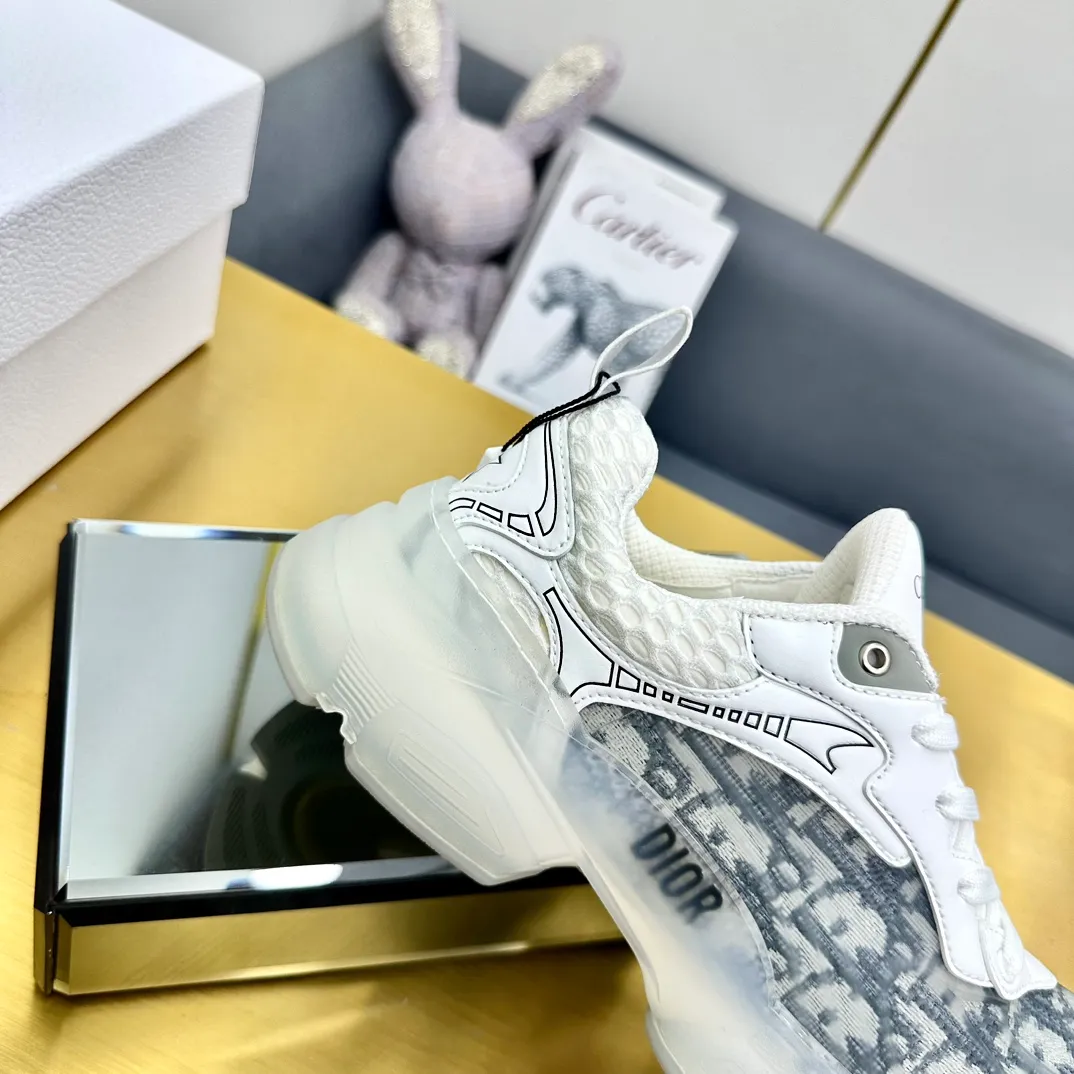 👟👟Ex-factory price 700👟👟 Top version 🌟🌟Dior 2024 spring and summer catwalk new style Vibe iconic fashion modern sports dad shoes CD letter logo Oblique printed pattern lace-up color-blocking thick-soled running shoes Stars' same jelly color casual women's shoes The top high-end version on the market Material: The upper is made of special technology with mesh fabric spliced with metal cowhide + environmentally friendly breathable fabric lining + original molded Tpu combination outsole. Bottom thickness: 4CM Size: 35-40 standard code (34.41 customization is not returnable)